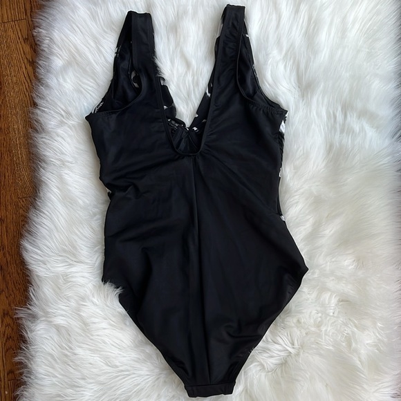 NWOT MAGICSUIT Dream State Bindy One Piece Swimsuit Black/White Slimming Size 10 - Picture 7 of 16
